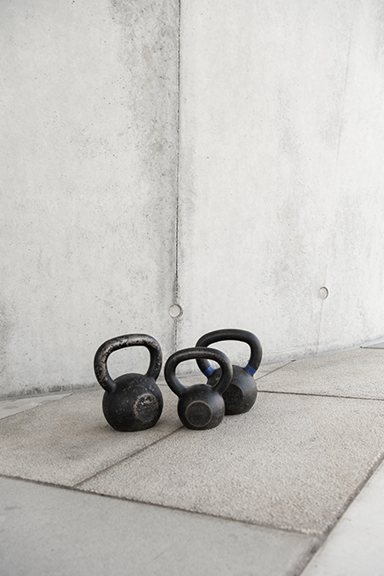 Sport und Fitnessfotografie Lifestyle Portrait in Hamburg in der Hafen City Frau macht Fitnessübungen mit Kettleball