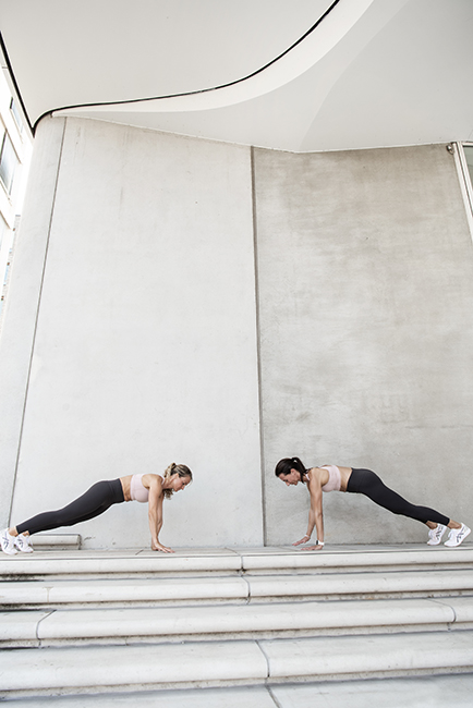 Sport und Fitnessfotografie Lifestyle Portrait in Hamburg in der Hafen City Frau macht Fitnessübungen