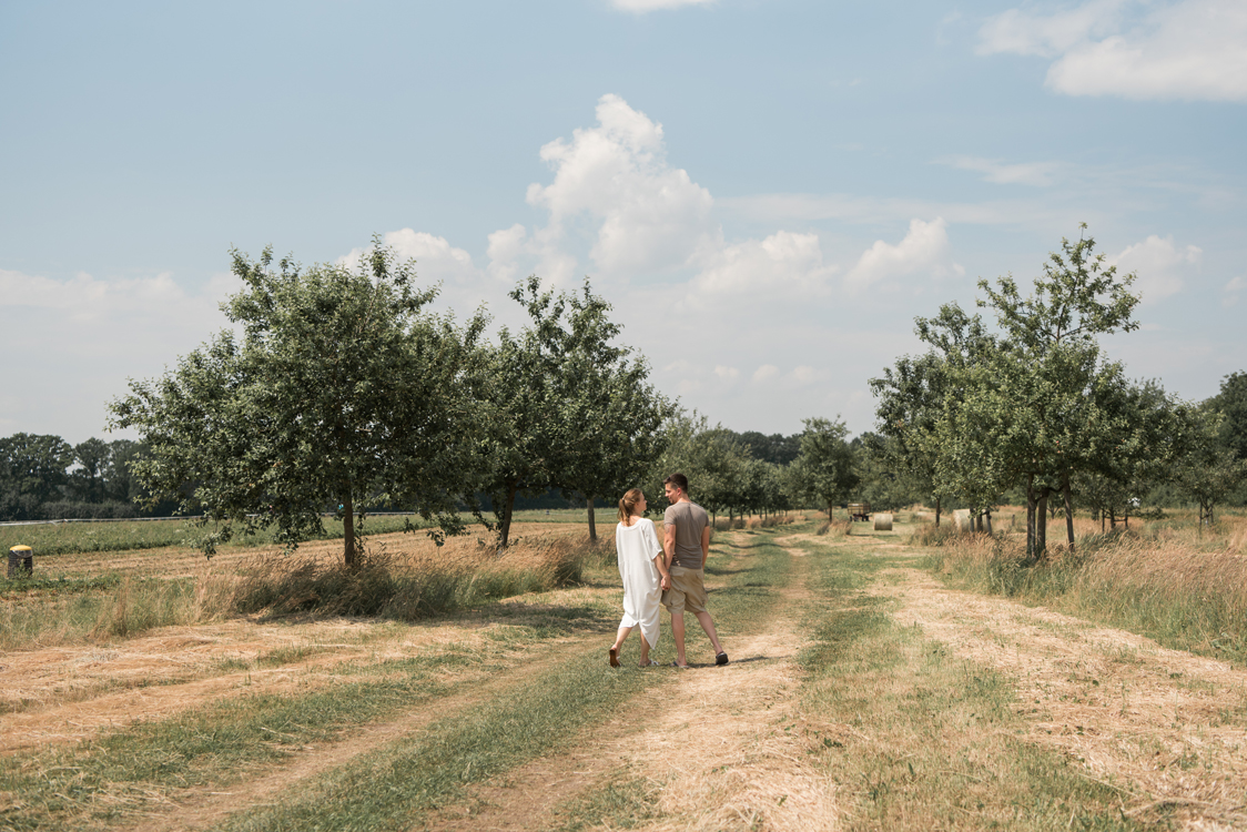 Kidsfotografie Lifestylefotografie in Hamburg für Social Media Familie pflückt Erdbeeren im Erdbeerfeld