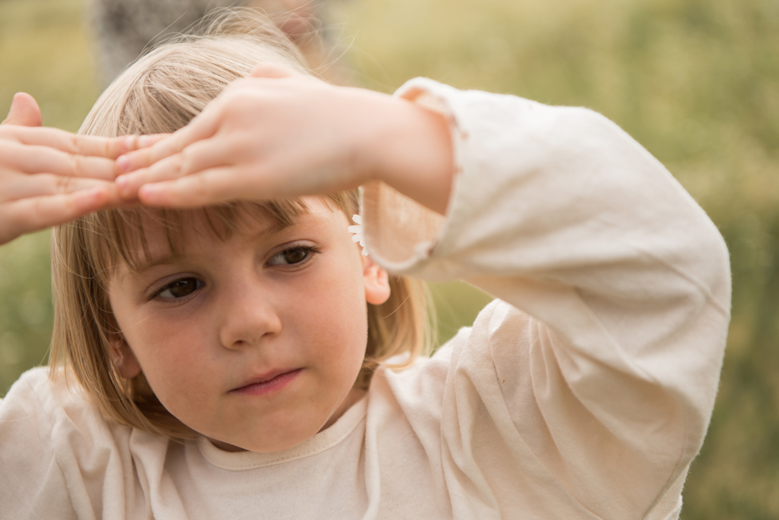 Kidsfotografie Lifestylefotografie in Hamburg Kinder spielen auf einer Sommerwiese