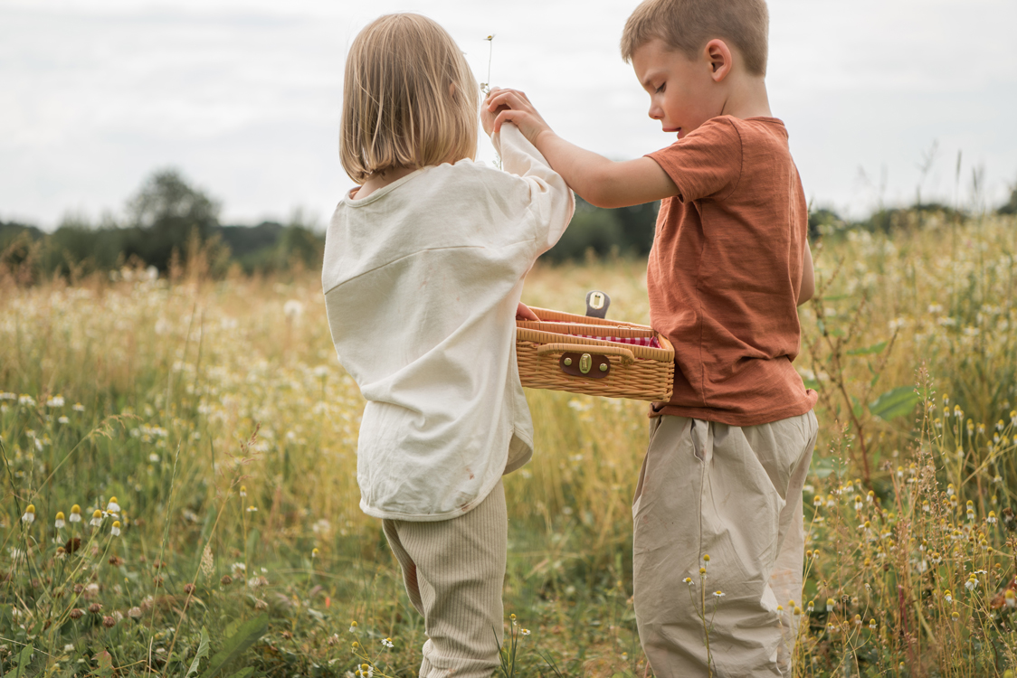 Kidsfotografie Lifestylefotografie in Hamburg Kinder spielen auf einer Sommerwiese