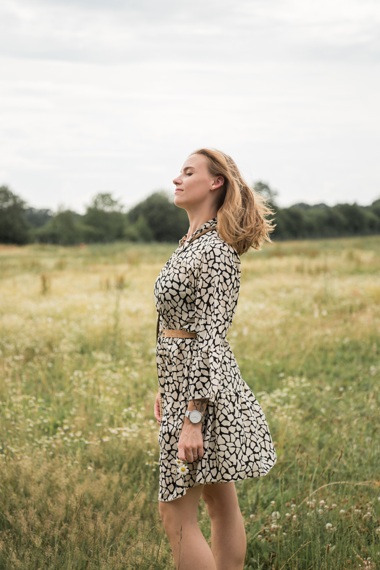 Modeportrait einer blonden Frau auf einer Sommerwiese Socialmediafotografie und Lifestylefotografie