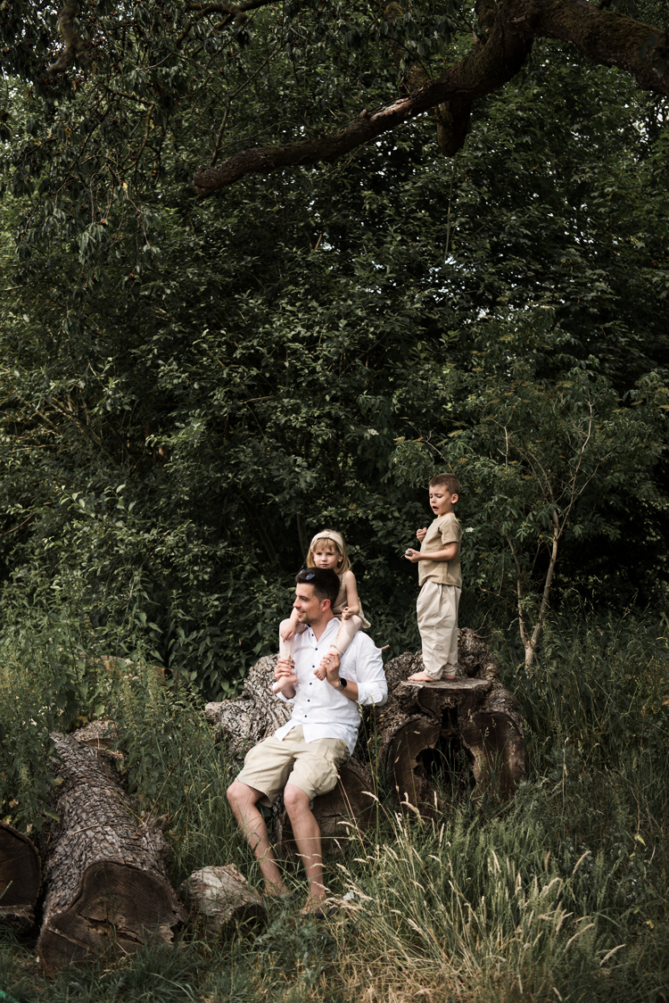 Kidsfotografie Lifestylefotografie in Hamburg Familie spielt im Wald
