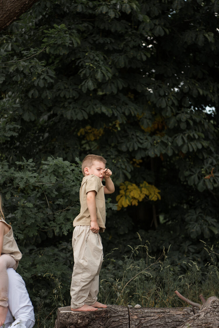 Kidsfotografie Lifestylefotografie in Hamburg Familie spielt im Wald