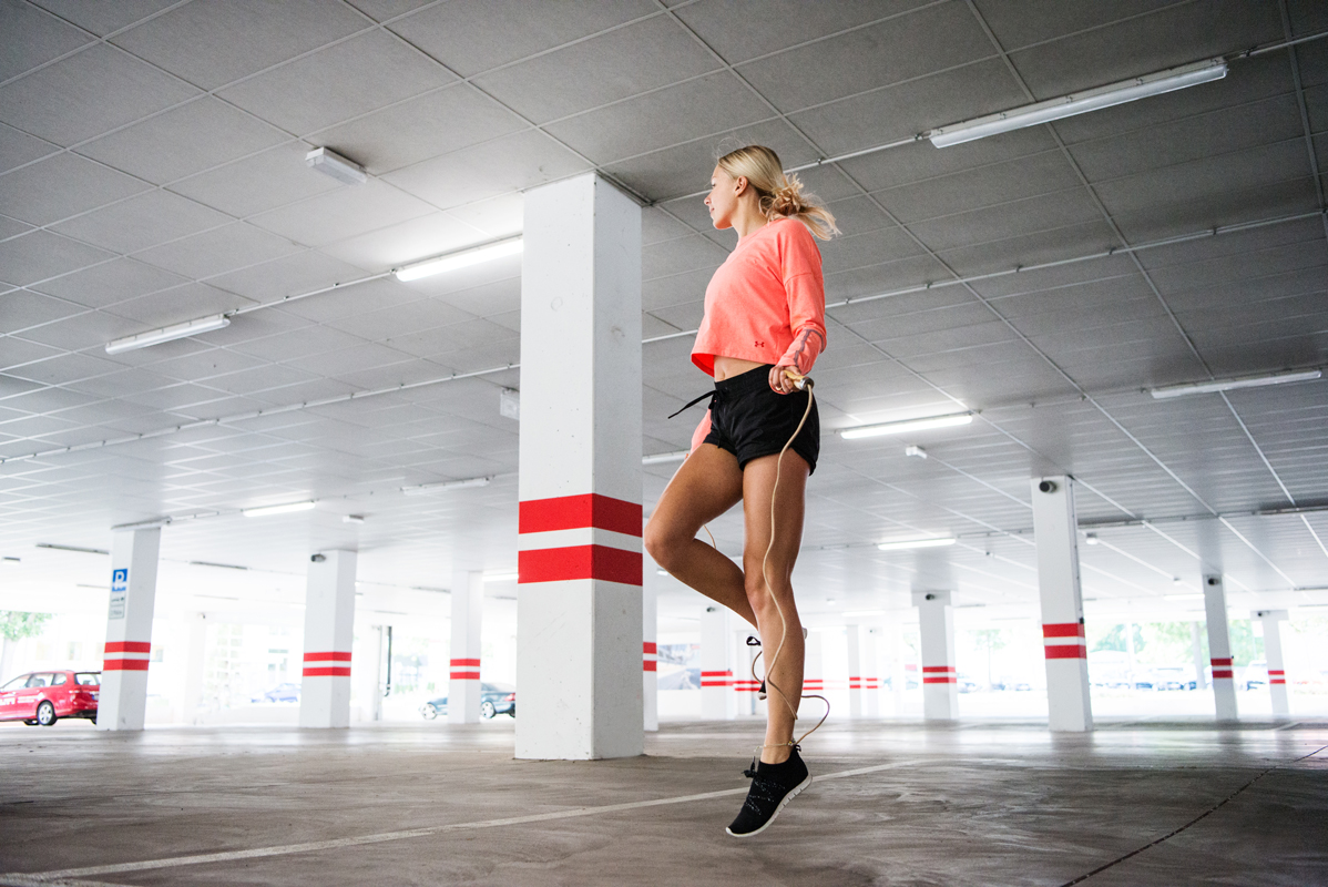 Lifestylefotografie und Sportfotografie Hamburg, blonde Frau springt Springseil