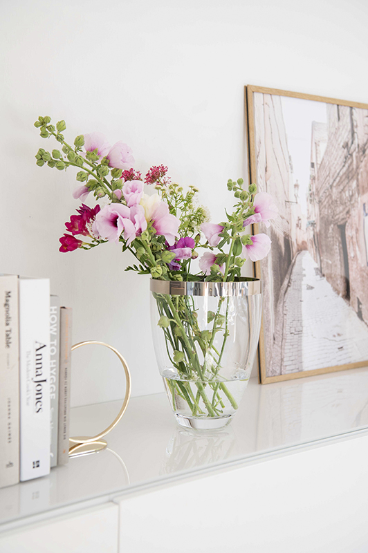 Interiorfotografie Stilllife in Hamburg, Blumenstrauß in Vase auf einem Sideboard in Sandtönen