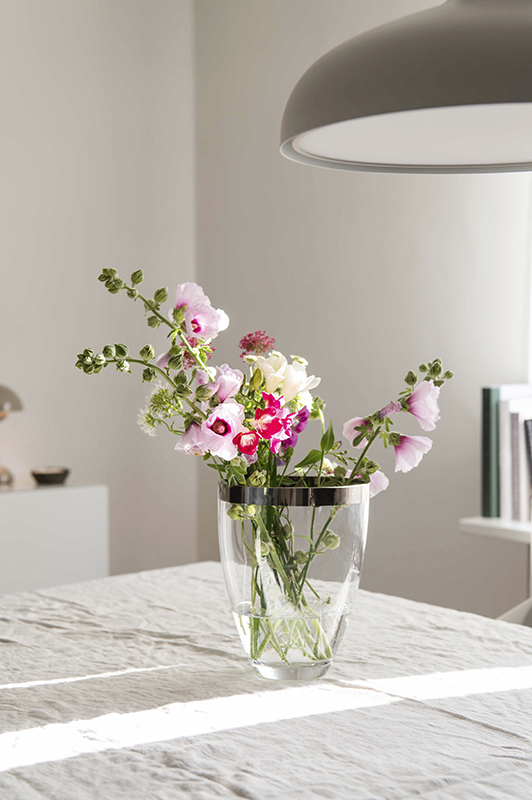 Interiorfotografie Stilllife in Hamburg, Blumenstrauß in Vase auf einem Tisch mit Leinendecke