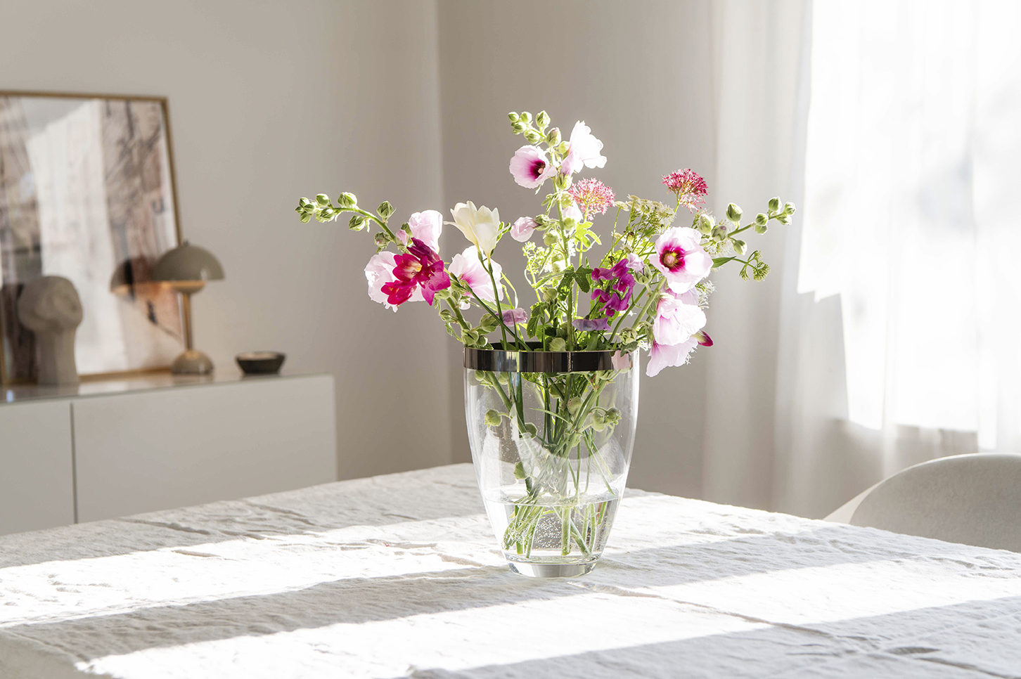 Interiorfotografie Stilllife in Hamburg, Blumenstrauß in Vase auf einem Tisch mit Leinendecke