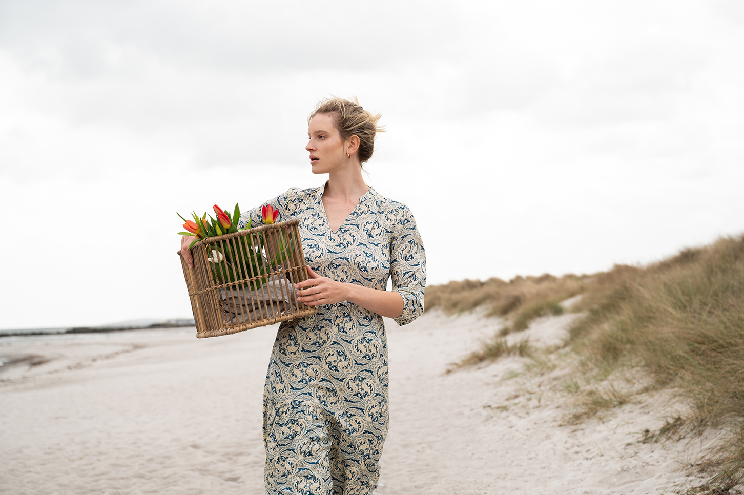 Lifestylefotografie am Strand mit blondem Model in Naturtönen