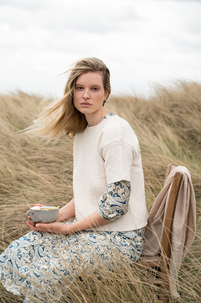 Lifestylefotografie am Strand mit blondem Model in Naturtönen