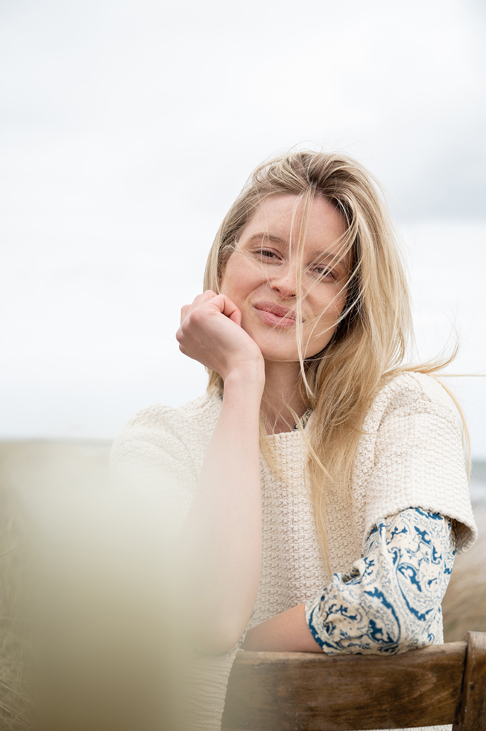 Lifestylefotografie am Strand mit blondem Model in Naturtönen