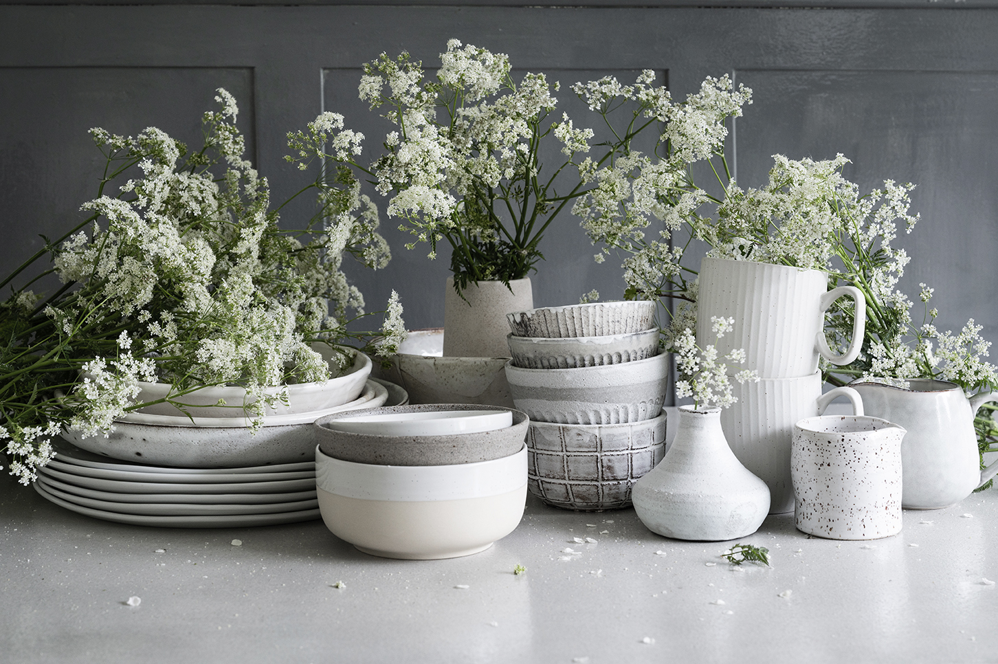 Natural Stilllife tabledecorations with ceramics, porcelain and plants
