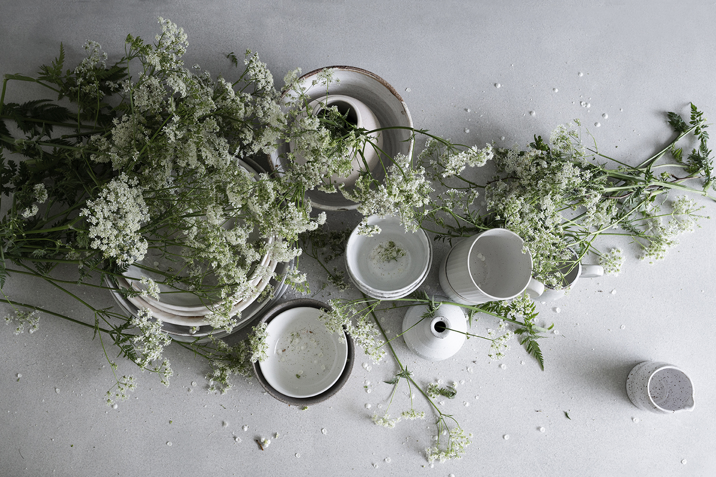 Natural Stilllife tabledecorations with ceramics, porcelain and plants