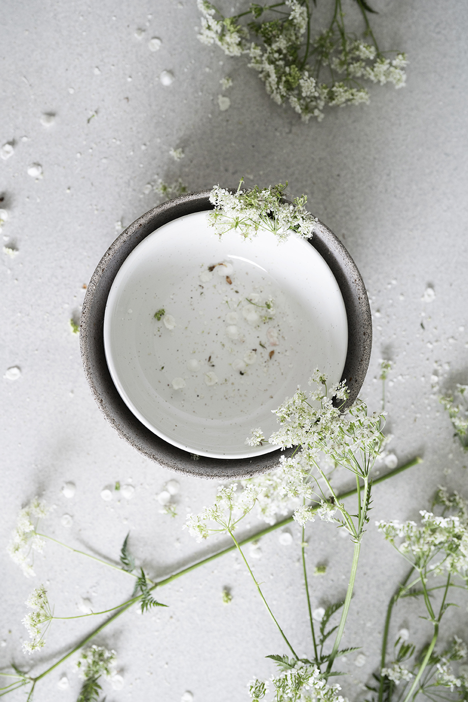 Natural Stilllife tabledecorations with ceramics, porcelain and plants