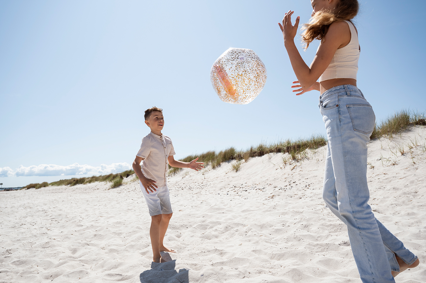 Peoplephotography Lifestylephotography Familieam Strand mit Wasserball