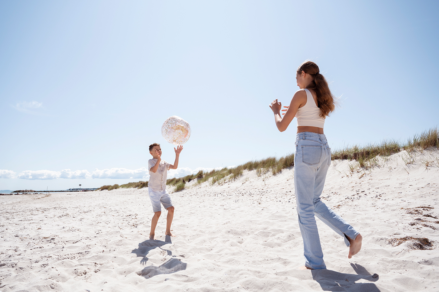 Peoplephotography Lifestylephotography Familieam Strand mit Wasserball