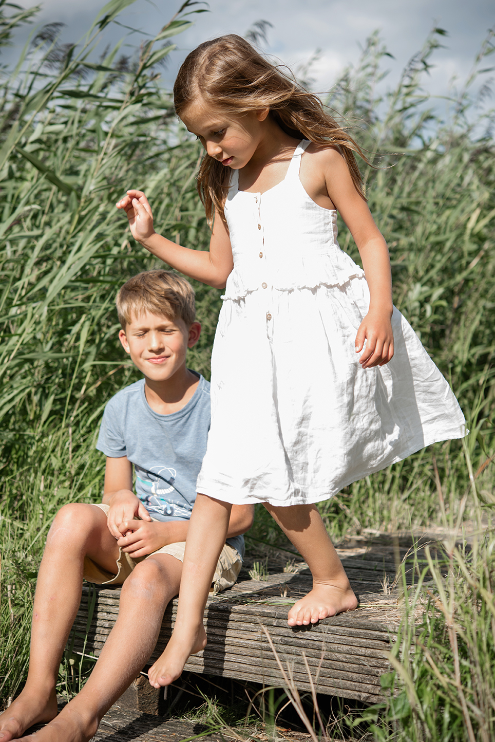 Kinder laufen auf einem Steg am See im Sommer Kidsfotografie Peoplefotografie