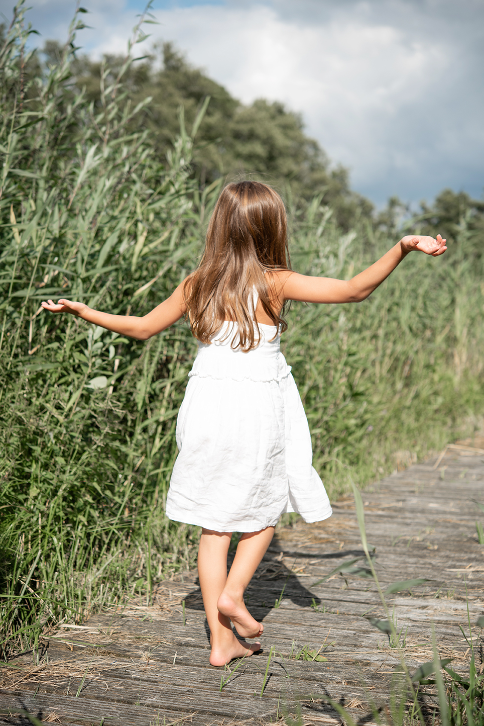 Kinder laufen auf einem Steg am See im Sommer Kidsfotografie Peoplefotografie
