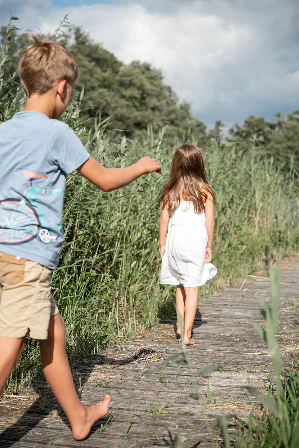 Kinder laufen auf einem Steg am See im Sommer Kidsfotografie Peoplefotografie