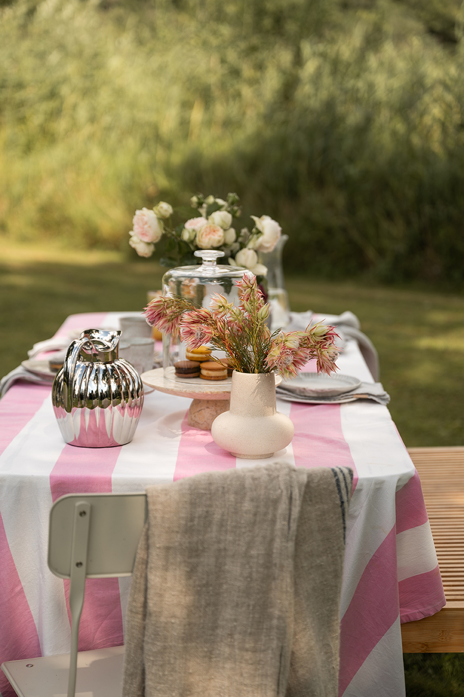 Garden furniture tableware food photography macarons Geschirr tablesetting