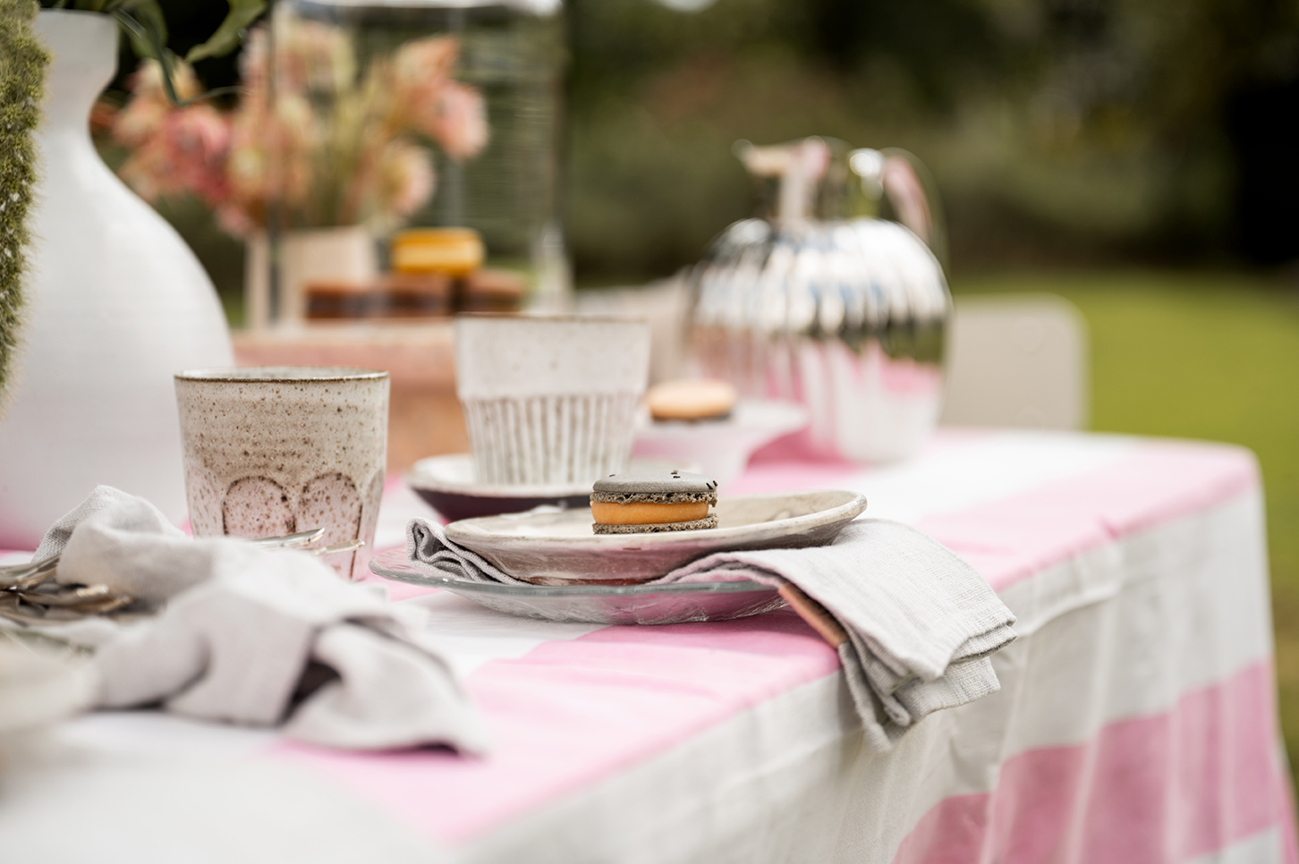 Garden furniture tableware food photography macarons Geschirr tablesetting