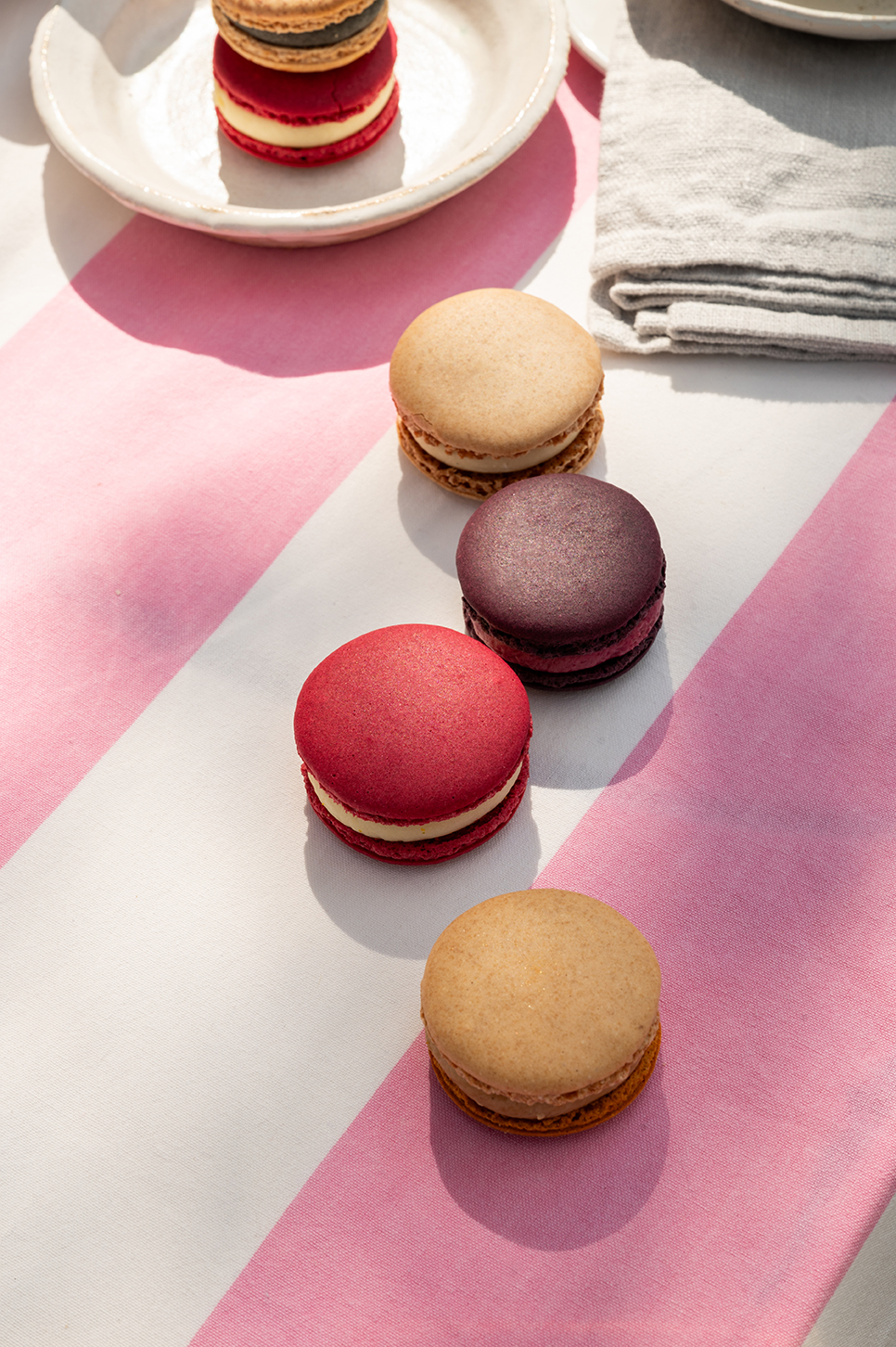 Garden furniture tableware food photography macarons Geschirr tablesetting