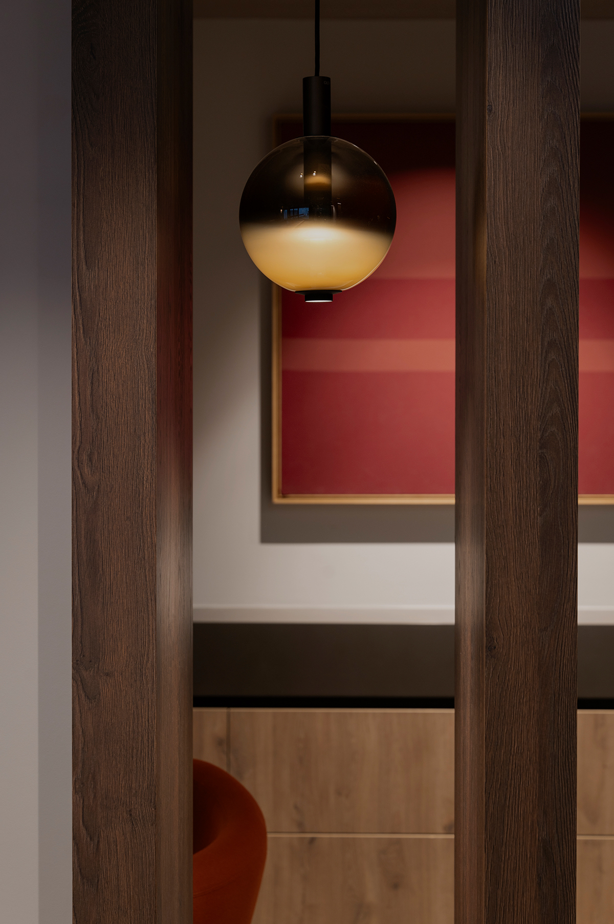 Interiorfotografie in Hamburg mit Fokus auf moderne Designerleuchte und architektonisches Raumlicht