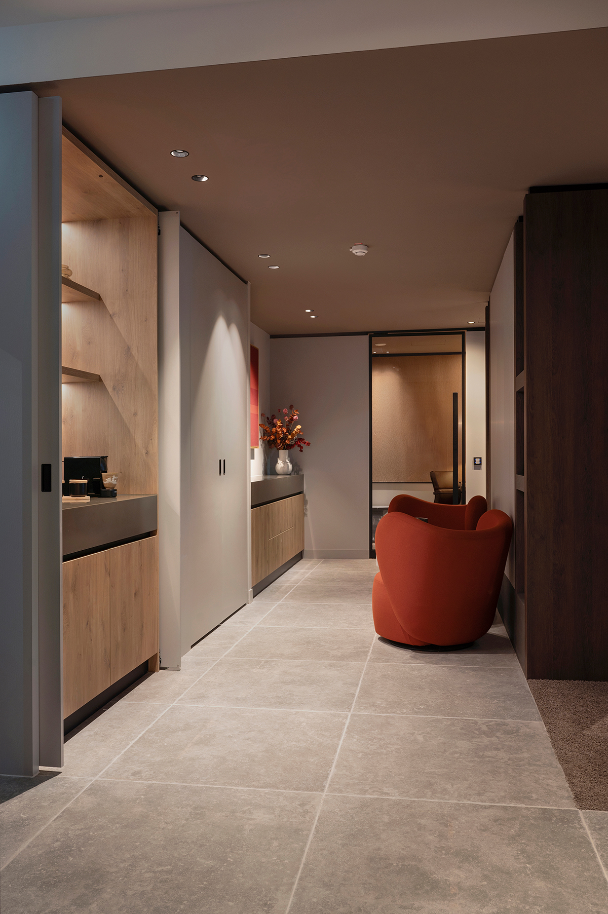 Interiorfotografie in Hamburg – modernes Büro mit warmem Licht, Holz und Designmöbeln