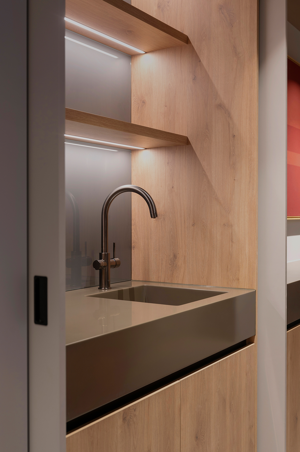 Interiorfotografie in Hamburg – modernes Büro mit warmem Licht, Holz und Designmöbeln