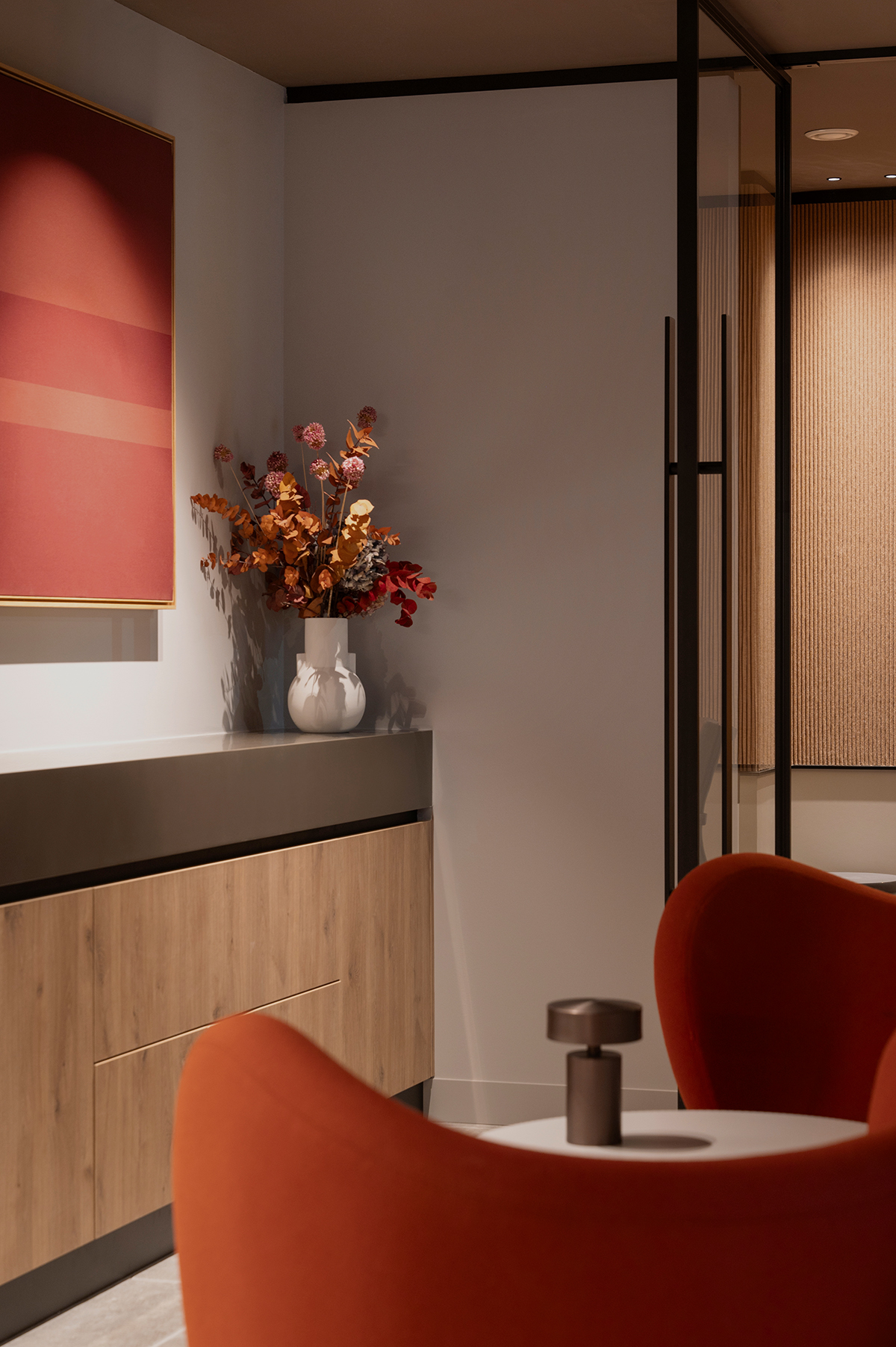 Interiorfotografie in Hamburg – modernes Lounge-Design mit roten Akzenten und minimalistischer Architektur