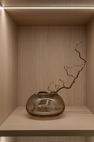 Holznische mit Glasvase und filigranem Ast in moderner Innenarchitektur in der HafenCity Hamburg