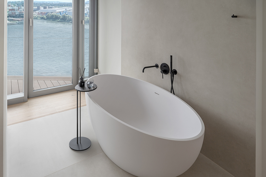 Freistehende Badewanne mit Blick auf das Wasser, Interiorfotografie eines modernen Badezimmers in der Hamburger HafenCity.