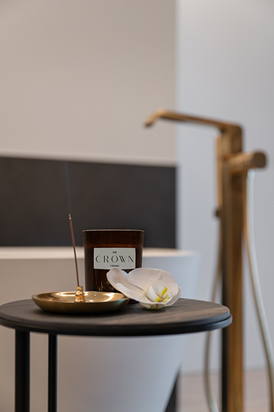 Goldene Armatur und Seifenschale auf dunkler Marmoroberfläche, Interiorfotografie eines modernen Badezimmers in der Hamburger HafenCity.