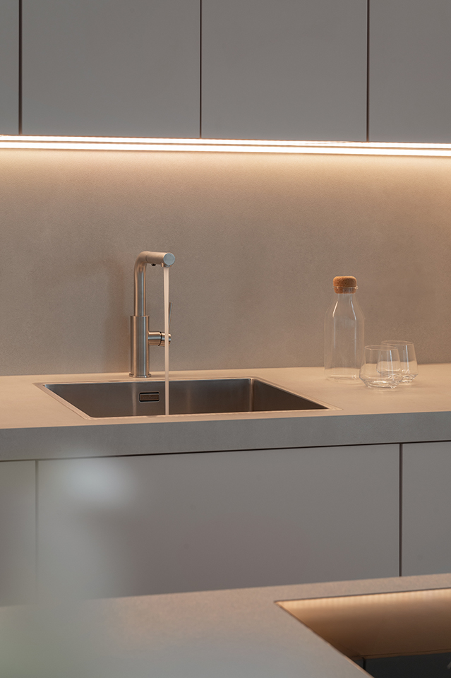 Moderne Interiorfotografie einer Waschtischzeile mit warmem Licht und minimalistischer Gestaltung in Hamburg-Sandtorhafen