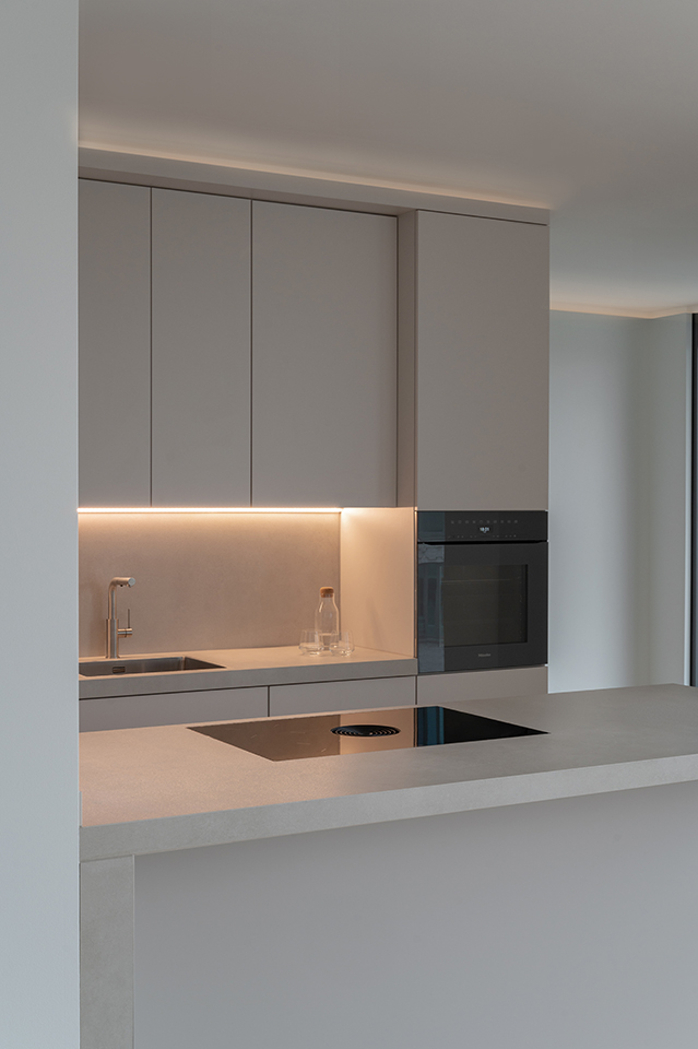 Moderne Küchenzeile mit klaren Linien und warmem Licht, Interiorfotografie in Hamburg-Sandtorhafen Hafencity