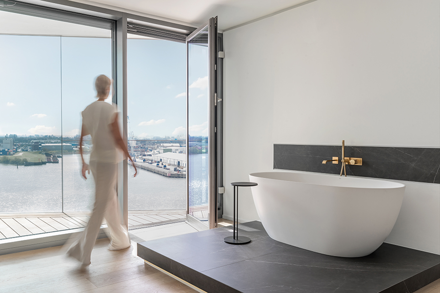 Freistehende Badewanne mit Hafenblick, Interiorfotografie eines modernen Badezimmers in der Hamburger HafenCity.