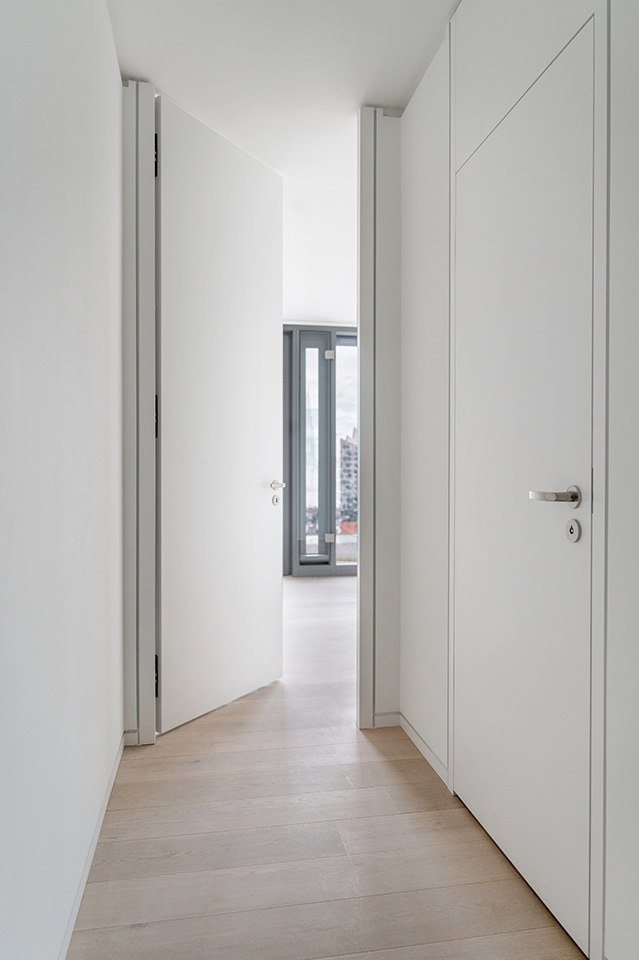 Heller Flur mit Blick ins Badezimmer, Interiorfotografie in moderner Wohnung am Sandtorhafen Hamburg Hafencity