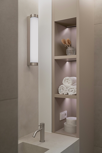 Detailaufnahme eines modernen Badezimmers mit Nischenregal und Wandleuchte, Interiorfotografie in der Hamburger HafenCity.