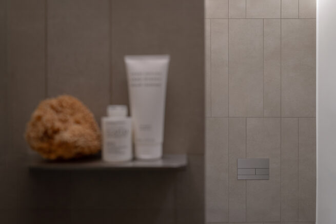 Detailaufnahme eines modernen Badezimmers mit Pflegeprodukten und Naturmaterialien, Interiorfotografie in der Hamburger HafenCity.