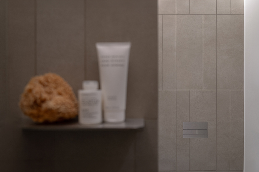 Detailaufnahme eines modernen Badezimmers mit Pflegeprodukten und Naturmaterialien, Interiorfotografie in der Hamburger HafenCity.