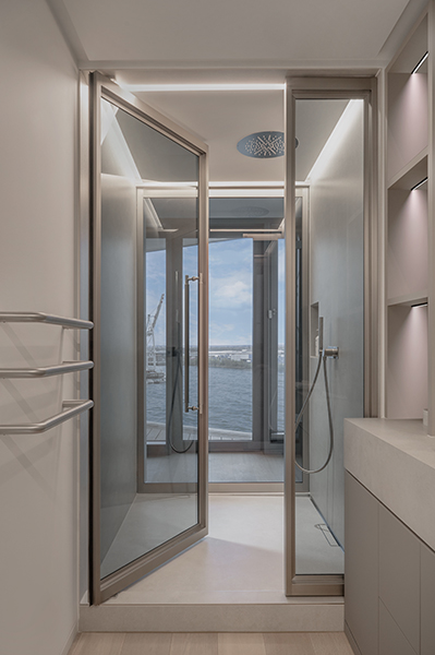 Modernes Badezimmer mit Glasdusche und Blick auf den Hafen, Interiorfotografie in der Hamburger HafenCity.