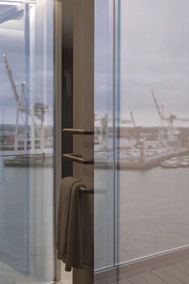 Duschbereich mit Glaswand und Blick auf den Hafen, Interiorfotografie eines Badezimmers in der Hamburger HafenCity.