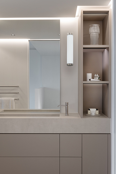 Modernes Badezimmer mit großem Spiegel, Nischenregal und heller Beleuchtung, Interiorfotografie in der Hamburger HafenCity.