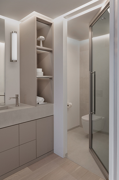 Modernes Badezimmer mit Waschtisch, Glasdusche und heller Beleuchtung, Interiorfotografie in der Hamburger HafenCity.