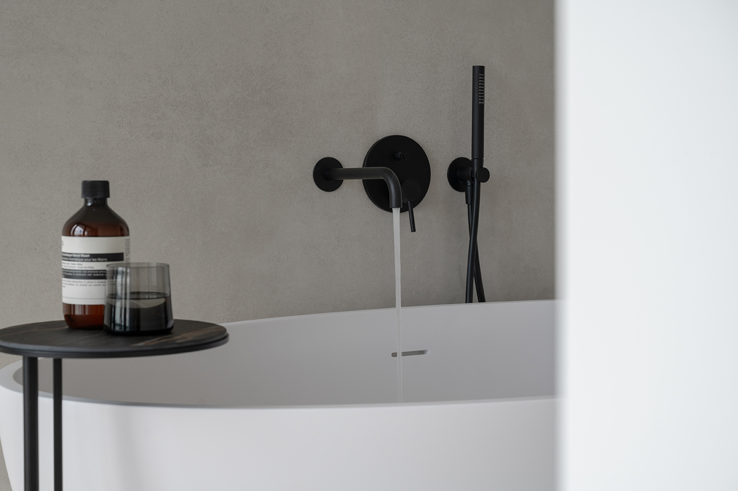 Moderne Badezimmerarmatur in Schwarz mit freistehender Wanne, Interiorfotografie in der Hamburger HafenCity.