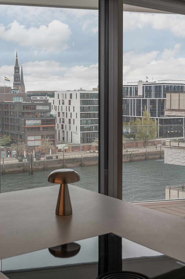 Moderne Interiorfotografie eines Badezimmers mit Designerlampe und Hafenblick in Hamburg-Sandtorhafen