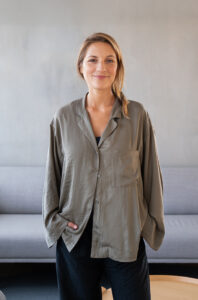 Jelena Filipinski, professionelle Fotografin aus Hamburg, in einem hellen Raum mit natürlichem Licht und minimalistischer Atmosphäre