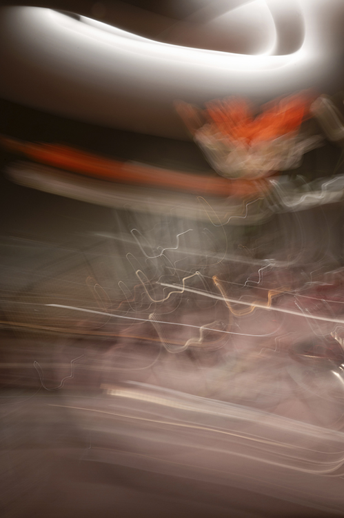 Abstrakte Lichtspuren und Bewegungsunschärfe in warmen Farben, experimentelle Motion Fotografie