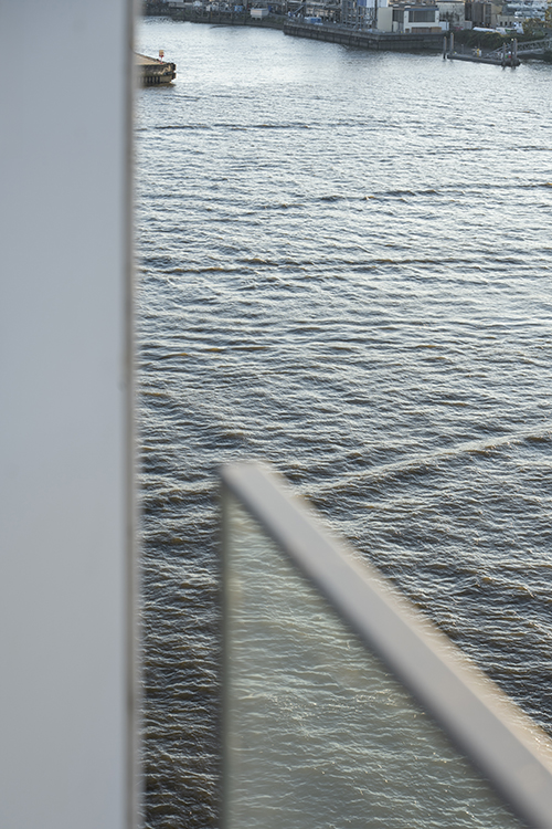 Architekturdetail mit Wasserfläche und Glasgeländer Hamburg Hafen
