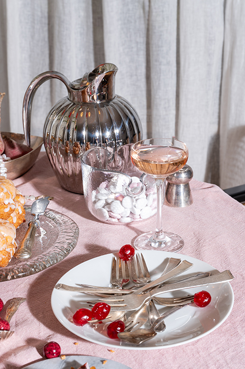 Glas, Besteck und Tableware auf gedecktem Tisch, ruhige Hospitality Lifestyle Fotografie